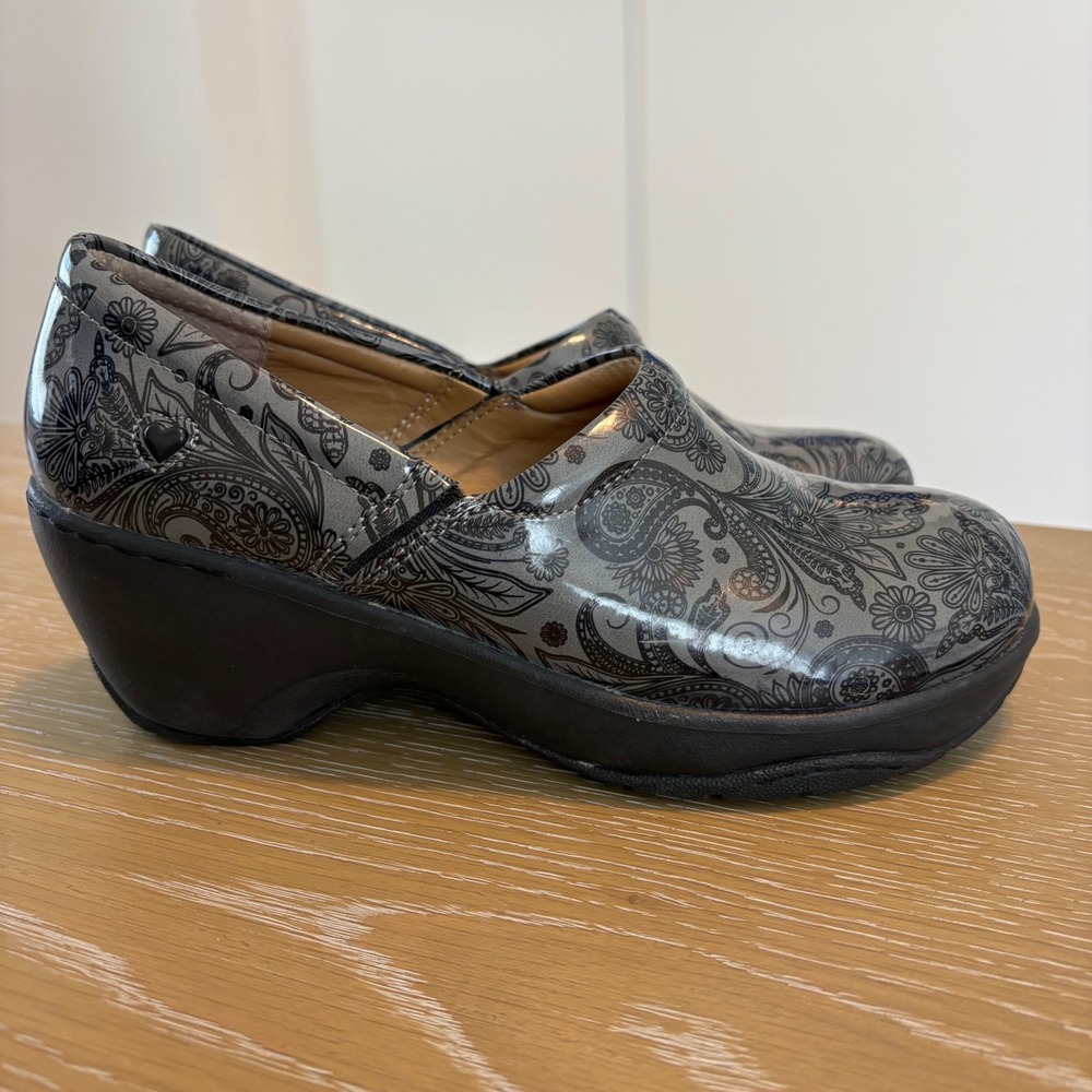 Nurse Mates Bryar Clogs Grey Patent Black Paisley Floral Nursing Shoes Size 8.5